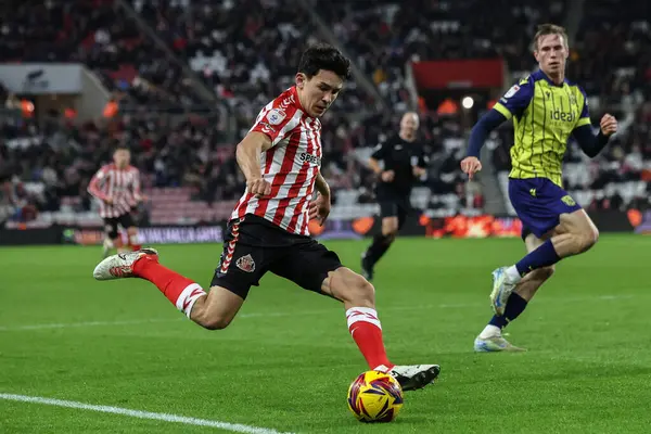 Sunderland 'dan Luke O' Nien, 26 Kasım 2024 'te İngiltere' nin Sunderland şehrinde oynanan Sunderland-West Bromwich Albion maçında topu geçiyor.