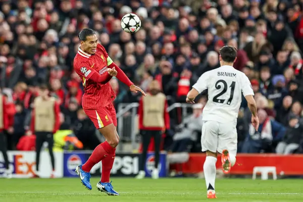Liverpool 'dan Virgil van Dijk, UEFA Şampiyonlar Ligi, Lig Faz MD5 Liverpool - Real Madrid Anfield, Liverpool, Birleşik Krallık' ta 27 Kasım 2024 'te topa liderlik ediyor.