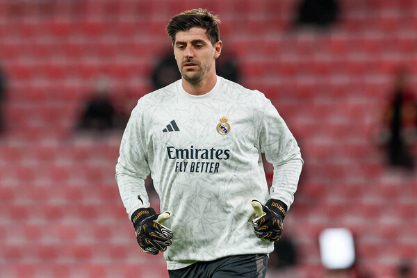 Тибо Куртуа из Реал Мадрид разогревается перед Лигой чемпионов УЕФА, этап MD5 Ливерпуль - Реал Мадрид в Анфилде, Ливерпуль, Великобритания, 27 ноября 2024 года