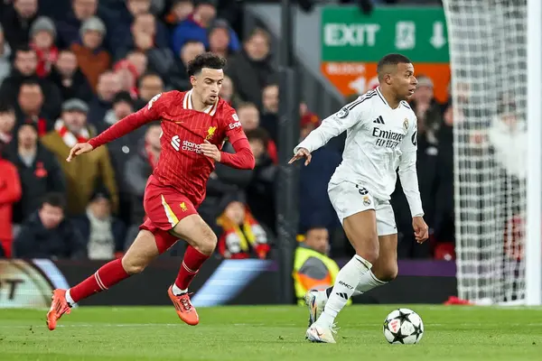 Real Madrid 'den Kylian Mbapp, Liverpool Şampiyonlar Ligi, Lig Faz MD5 Liverpool - Real Madrid Anfield, Liverpool, Birleşik Krallık, 27 Kasım 2024 tarihinde Liverpool' da Liverpool Şampiyonlar Ligi 'nde Curtis Jones tarafından baskı altına alınmıştır.