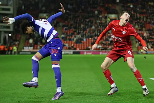 Kitap okuyucu Andre Garcia ve Barnsley 'den Mael De Gevigney Sky Bet 1 maçı sırasında Oakwell, Barnsley' e karşı Reading, Birleşik Krallık, 26 Kasım 2024