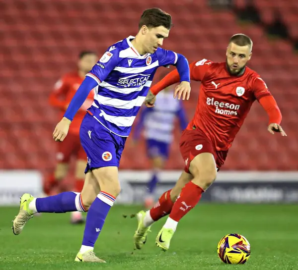 Okuyucu Tyler Bindon Sky Bet 1 maçı sırasında Barnsley 'e karşı Oakwell, Barnsley, Birleşik Krallık, 26 Kasım 2024