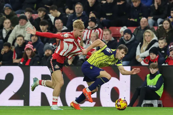 Sunderland 'dan Tom Watson ve West Bromwich Albion' dan Jayson Molumby, 26 Kasım 2024 'te Sunderland-West Bromwich Albion Stadyumu' nda oynanan Gökyüzü İddia Şampiyonası karşılaşmasında top için mücadele ediyorlar.