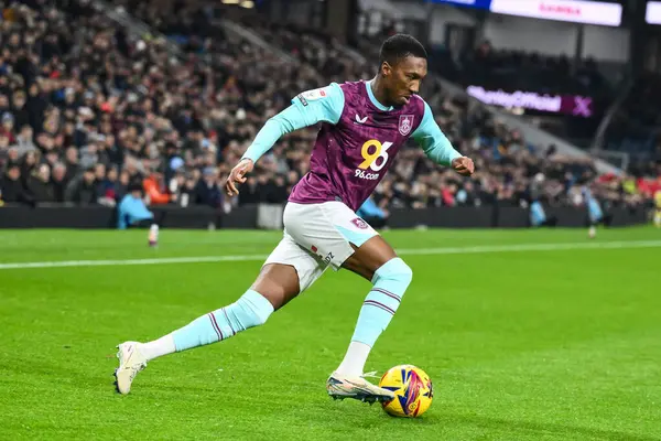 Burnley 'den Jaidon Anthony, Burnley, Burnley' de Burnley ile Coventry City arasındaki Gökyüzü İddia Şampiyonası maçında topa vuruyor.