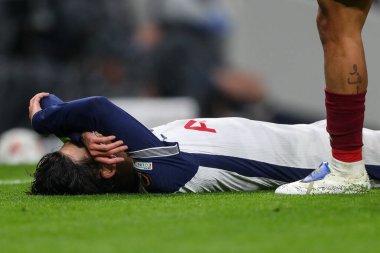 Tottenham Hotspur 'dan Son Heung-Min UEFA Avrupa Ligi - Lig Stage maçı sırasında Tottenham Hotspur, Tottenham Hotspur Stadyumu' nda A.S. Roma 'ya karşı 28 Kasım 2024' te oynanan karşılaşma sırasında kafasını tutuyor.