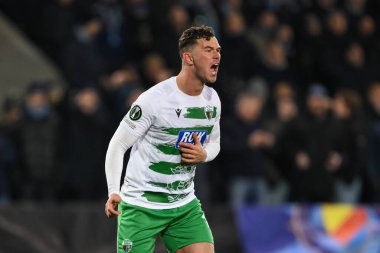 The New Saints F.C. 'den Harrison Mcgahey. Takım talimatlarını UEFA Konferans Ligi - Lig Sahnesi maçı sırasında Croud Meadow, Shrewsbury, Birleşik Krallık 'ta The New Saints vs Djurgrden maçında verdi.