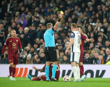 Hakem Glenn Nyberg, UEFA Avrupa Ligi - Lig Sahne Sahnesi Tottenham Hotspur 'a karşı Roma maçında Tottenham Hotspur, Londra' daki Tottenham Hotspur Stadyumu 'nda 28 Kasım 2024 tarihinde Dejan Kulusevski' ye sarı kart verdi.