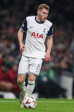 Tottenham Hotspur takımından Dejan Kulusevski, UEFA Avrupa Ligi - Lig Stage maçı sırasında topla Tottenham Hotspur 'a karşı Roma, Tottenham Hotspur Stadyumu, Londra, 28 Kasım 2024