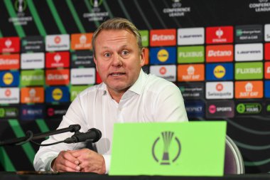 UEFA Konferans Ligi - Lig Sahnesi - Croud Meadow, Shrewsbury, Birleşik Krallık 'ta The New Saints vs Djurgrden maçının ardından 28 Kasım 2024' te oynanan maç sonrası Djurgrden 'in Direktörü Roberth Bjrknesj