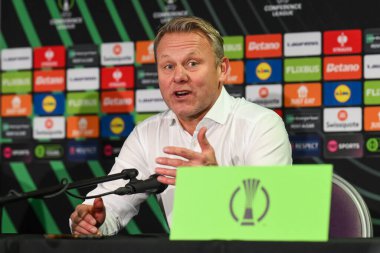 UEFA Konferans Ligi - Lig Sahnesi - Croud Meadow, Shrewsbury, Birleşik Krallık 'ta The New Saints vs Djurgrden maçının ardından 28 Kasım 2024' te oynanan maç sonrası Djurgrden 'in Direktörü Roberth Bjrknesj