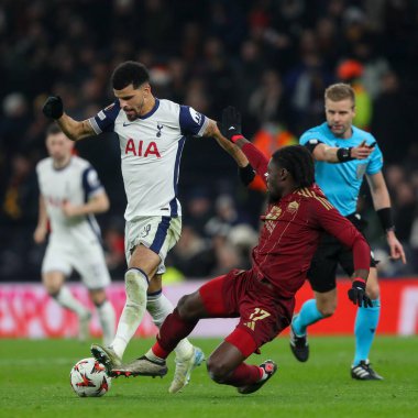 Tottenham Hotspur 'dan Dominic Solanke, UEFA Avrupa Ligi - Lig Stage maçı Tottenham Hotspur' a karşı A.S. Roma maçında 28 Kasım 2024 'te Londra' daki Tottenham Hotspur Stadyumu 'nda Roman Manu Kon' un yanından sıvışıyor.