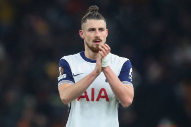 Tottenham Hotspur 'dan Radu Drguin, UEFA Avrupa Ligi - Lig Stage maçı Tottenham Hotspur - A.S. Roma maçında 28 Kasım 2024' te Londra 'daki Tottenham Hotspur Stadyumu' nda oynanan son düdük sonrasında taraftarları alkışlıyor.