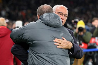 Tottenham Hotspur 'un Ange Postecoglou teknik direktörü, UEFA Avrupa Ligi - Lig Sahne Sahnesi Tottenham Hotspur' a karşı Roma maçında Roma 'nın Claudio Ranieri' yi 28 Kasım 2024 'te Tottenham Hotspur Stadyumu' nda karşıladı.