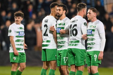 The New Saints F.C. 'den Jordan Williams. UEFA Konferans Ligi - Lig Stage maçı sırasında Croud Meadow, Shrewsbury, Birleşik Krallık 'ta The New Saints vs Djurgrden maçında serbest atış için duvarı düzenler.