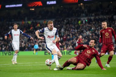 UEFA Avrupa Ligi - Lig Sahne Sahnesi Tottenham Hotspur 'a karşı Roma Tottenham Hotspur Stadyumu' nda 28 Kasım 2024 'te oynanan karşılaşmada Roman Hummel' leri Tottenham Hotusevski ile mücadele etti.