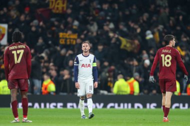 Tottenham Hotspur 'dan James Maddison, UEFA Avrupa Ligi - Lig Stage maçı sırasında Tottenham Hotspur' a karşı A.S. Roma maçında 28 Kasım 2024 'te Londra' daki Tottenham Hotspur Stadyumu 'nda son düdük çaldıktan sonra üzüldü.