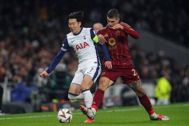 Tottenham Hotspur 'dan Son Heung-Min, UEFA Avrupa Ligi - Lig Sahne Sahnesi Tottenham Hotspur' a karşı Roma maçında 28 Kasım 2024 'te Londra' daki Tottenham Hotspur Stadyumu 'nda Roman Gianluca Mancini' yi durdurdu.