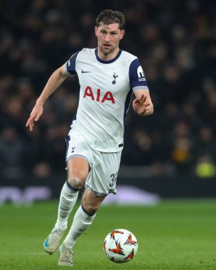 Tottenham Hotspur 'dan Ben Davies, UEFA Avrupa Ligi - Lig Stage maçı sırasında Tottenham Hotspur' a karşı Roma Tottenham Hotspur Stadyumu, Londra, Birleşik Krallık 'ta 28 Kasım 2024 tarihinde oynanan karşılaşmada topla birlikte.