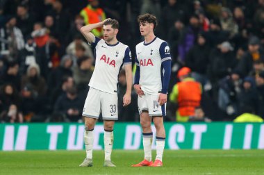 Tottenham Hotspur 'dan Ben Davies ve Tottenham Hotspur' dan Archie Gray, UEFA Avrupa Ligi - Lig Stage maçı Tottenham Hotspur-A.S. Roma maçı sırasında 28 Kasım 2024 'te Londra' daki Tottenham Hotspur Stadyumu 'nda sohbet ettiler.