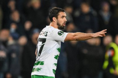 The New Saints F.C. 'den Jordan Williams. Takım talimatlarını UEFA Konferans Ligi - Lig Sahnesi maçı sırasında Croud Meadow, Shrewsbury, Birleşik Krallık 'ta The New Saints vs Djurgrden maçında verdi.