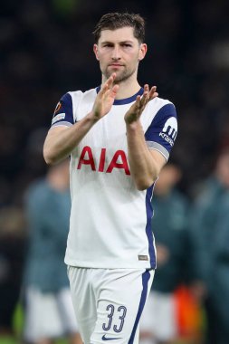 Tottenham Hotspur 'dan Ben Davies, UEFA Avrupa Ligi - Lig Stage maçı Tottenham Hotspur - A.S. Roma maçının 28 Kasım 2024' te Londra 'daki Tottenham Hotspur Stadyumu' nda oynanan son düdük sonrasında taraftarları alkışlıyor.