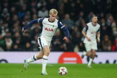 Tottenham Hotspur takımından Lucas Bergvall, UEFA Avrupa Ligi - Lig Stage maçı Tottenham Hotspur 'un 28 Kasım 2024' te Tottenham Hotspur, Londra 'daki Tottenham Hotspur Stadyumu' nda A.S. Roma 'ya karşı oynadığı maçta topa vuruyor.