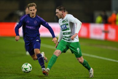 The New Saints F.C. 'den Declan Mcmanus. UEFA Konferans Ligi - Lig Stage maçı sırasında Croud Meadow, Shrewsbury, İngiltere 'de The New Saints vs Djurgrden maçı sırasında pas verdi.