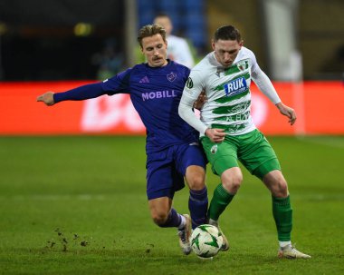 The New Saints F.C. 'den Declan Mcmanus. ve Djurgrden 'den Daniel Stensson UEFA Konferans Ligi - Lig Sahnesi maçı The New Saints vs Djurgrden Croud Meadow, Shrewsbury, Birleşik Krallık, 28 Kasım 2024