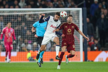 Tottenham Hotspur 'dan Rodrigo Bentancur ve Roma' dan Stephan El Shaarawy, UEFA Avrupa Ligi - Lig Stage maçı Tottenham Hotspur-A.S. Roma maçında 28 Kasım 2024 'te Tottenham Hotspur Stadyumu, Londra, İngiltere' de oynanan karşılaşmada top için mücadele ettiler.