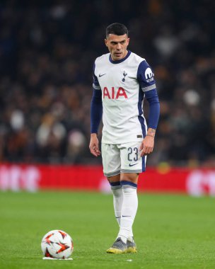 Tottenham Hotspur 'dan Pedro Porro, UEFA Avrupa Ligi - Lig Stage maçı Tottenham Hotspur' un 28 Kasım 2024 'te Londra' daki Tottenham Hotspur Stadyumu 'nda A.S. Roma' ya karşı oynadığı maçta serbest atışa hazırlanıyor.