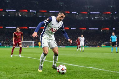Tottenham Hotspur 'dan Pedro Porro, UEFA Avrupa Ligi - Lig Stage maçı sırasında Tottenham Hotspur' a karşı Roma Tottenham Hotspur Stadyumu, Londra, Birleşik Krallık 'ta 28 Kasım 2024' te oynanan karşılaşmada topla birlikte.