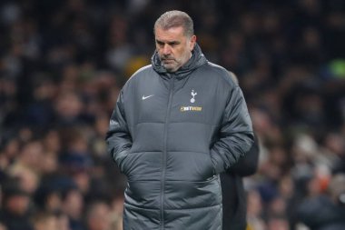 Tottenham Hotspur 'un Ange Postecoglou teknik direktörü UEFA Avrupa Ligi - Lig Stage maçı sırasında Tottenham Hotspur ile A.S. Roma maçını izliyor.