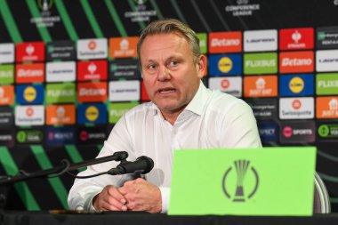 UEFA Konferans Ligi - Lig Sahnesi - Croud Meadow, Shrewsbury, Birleşik Krallık 'ta The New Saints vs Djurgrden maçının ardından 28 Kasım 2024' te oynanan maç sonrası Djurgrden 'in Direktörü Roberth Bjrknesj