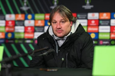 Craig Harrison, The New Saints FC 'nin baş antrenörü. UEFA Konferans Ligi - Lig Sahnesi maçı The New Saints vs Djurgrden, Croud Meadow, Shrewsbury, İngiltere, 28 Kasım 2024