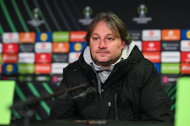 Craig Harrison, The New Saints FC 'nin baş antrenörü. UEFA Konferans Ligi - Lig Sahnesi maçı The New Saints vs Djurgrden, Croud Meadow, Shrewsbury, İngiltere, 28 Kasım 2024