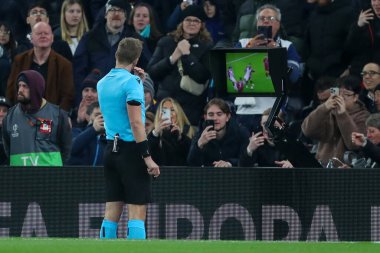 Hakem Glenn Nyberg, Tottenham 'a 28 Kasım 2024' te Tottenham Hotspur, Londra 'daki Tottenham Hotspur Stadyumu' nda oynanan UEFA Avrupa Ligi - Lig Stage maçı sırasında penaltı verilmeden önce VAR ekranını kontrol ediyor.