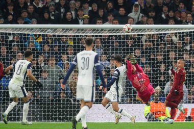 Roman Mile Svilar, UEFA Avrupa Ligi - Lig Stage maçı Tottenham Hotspur-A.S. Roma maçında, 28 Kasım 2024 'te Londra' daki Tottenham Hotspur Stadyumu 'nda kurtarıyor.