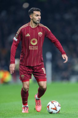 UEFA Avrupa Ligi - Lig Sahne Maçı Tottenham Hotspur, Tottenham Hotspur 'a karşı A.S. Roma maçında topla birlikte Roma' ya giden Zeki, 28 Kasım 2024 'te Londra' daki Tottenham Hotspur Stadyumu 'nda görülüyor.