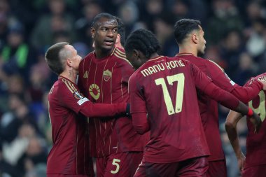 Roman Evan Ndicka, UEFA Avrupa Ligi - Lig Stage maçı Tottenham Hotspur 'un 28 Kasım 2024' te Tottenham Hotspur, Londra 'daki Tottenham Hotspur Stadyumu' nda oynadığı A.S. Roma maçında 1-1 kazanma hedefini kutluyor.