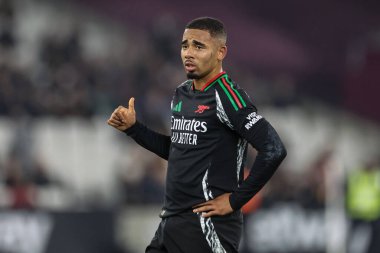 Arsenal 'den Gabriel Jesus, 30 Kasım 2024' te Londra Stadyumu 'nda oynanan Premier League maçında West Ham United ve Arsenal maçında baş parmağını kaldırdı.