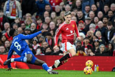 Manchester United takımından Alejandro Garnacho, Premier League maçında Everton 'dan Orel Mangala' nın rakibi olduğu topu 1 Aralık 2024 'te Old Trafford, Manchester, İngiltere' de Everton 'a karşı fırlattı.