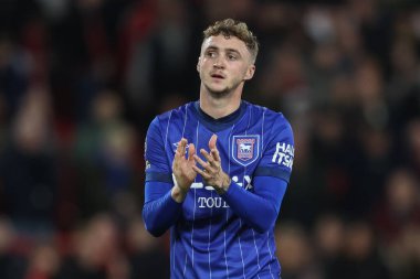 Ipswich Town 'dan Jack Taylor, 30 Kasım 2024' te İngiltere 'nin Nottingham kentinde oynanan Premier League maçından sonra oynanan Nottingham Forest-Ipswich Town maçında gezgin taraftarları alkışlıyor.