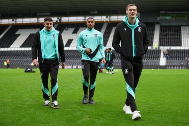 Sheffield Wednesday Oyuncuları, 1 Aralık 2024 'te İngiltere' deki Pride Park Stadyumu 'nda oynanan Derby County - Sheffield maçı öncesinde Onur Parkı' na geldi.