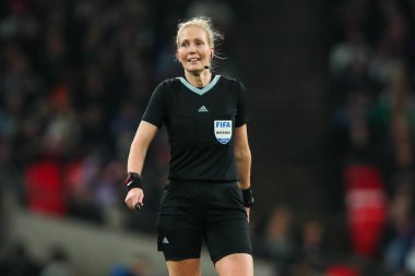 Hakem Lina Lehtovvara, 30 Kasım 2024 'te İngiltere' nin Wembley Stadyumu 'nda oynadığı Bayanlar Uluslararası Dostluk karşılaşmasında tepki gösterdi.