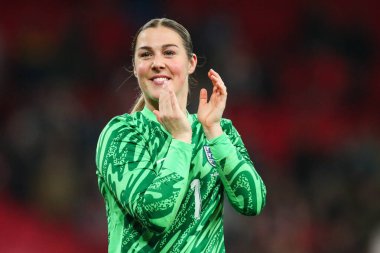 İngiltere 'den Mary Earps, 30 Kasım 2024' te Wembley Stadyumu 'nda oynanan Uluslararası Bayanlar Dostluk karşılaşması sonrasında takımlar berabere kaldıktan sonra taraftarları kabul ediyor.