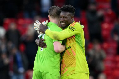 Manchester United 'dan Jordan Pickford ve Andr Onana Premier League maçı sırasında Manchester United Everton' a karşı Old Trafford, Manchester, İngiltere, 1 Aralık 2024