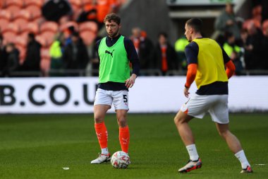 Blackpool 'dan Matthew Pennington, 1 Aralık 2024' te Birleşik Krallık, Blackpool 'da oynanan Blackpool-Birmingham City karşılaşmasında oynanan Emirates FA Cup 2. Raund karşılaşması öncesinde ısınma turunda...
