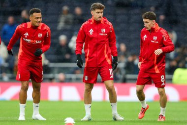 Fulham takımından Tom Cairney, Tottenham Hotspur 'a karşı Tottenham Hotspur Stadyumu, Londra, 1 Aralık 2024' te oynanan Premier League maçı öncesinde ısınıyor.