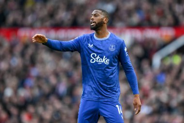 Everton 'dan Beto, Premier League maçında takım talimatlarını veriyor Manchester United Everton' a karşı Old Trafford, Manchester, İngiltere, 1 Aralık 2024