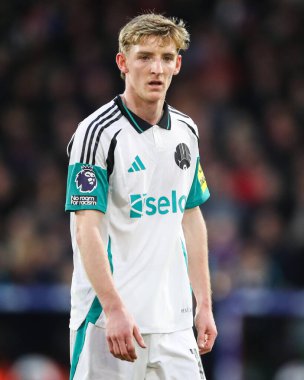 Newcastle United takımından Anthony Gordon 30 Kasım 2024 'te İngiltere' nin Selhurst Park kentinde oynanan Crystal Palace - Newcastle United maçında